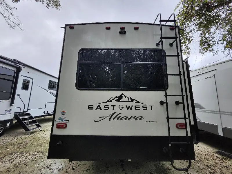 2023 FOREST RIVER east to west ahara 325RL