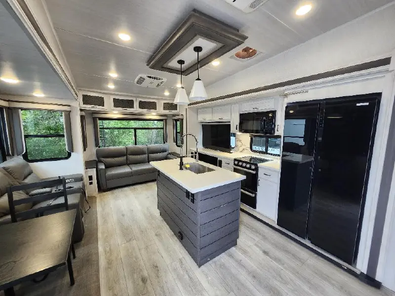 2023 FOREST RIVER east to west ahara 325RL