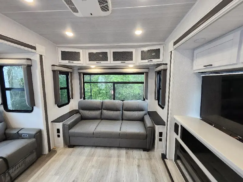 2023 FOREST RIVER east to west ahara 325RL