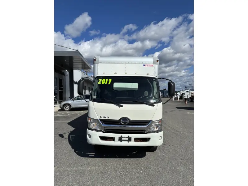 2017 HINO 195