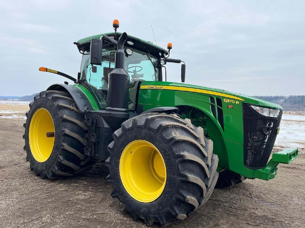 2018 JOHN DEERE 8370R in Hillsboro, WI