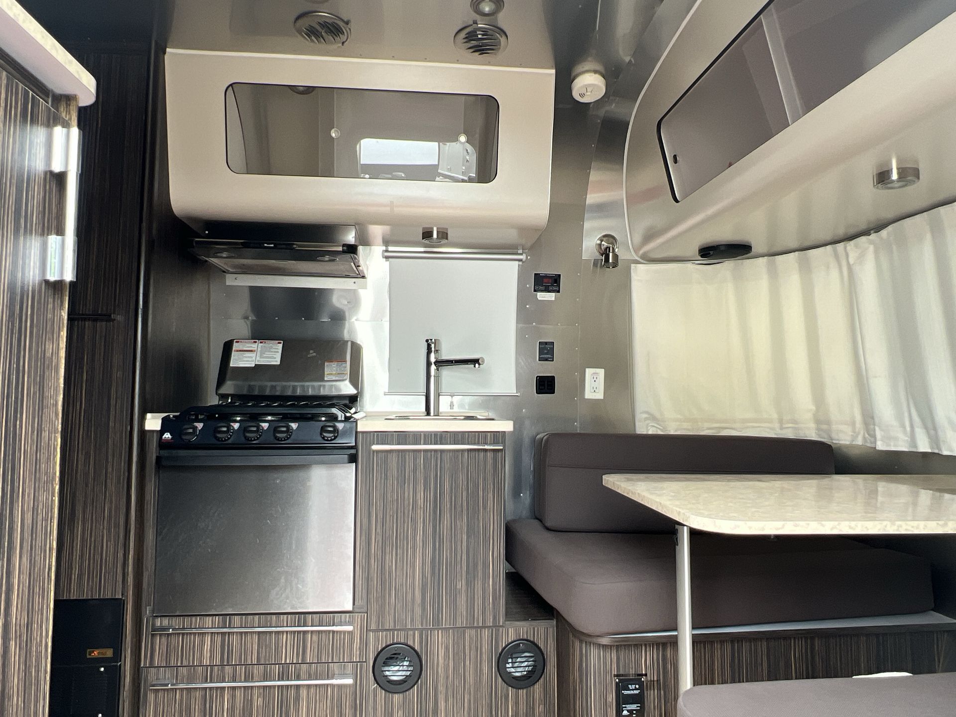 2016 Airstream International Signature 19CNB (Corner Bed) in woodford VA