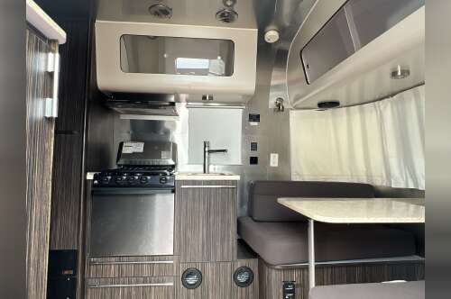 2016 Airstream International Signature 19CNB (Corner Bed) in woodford VA