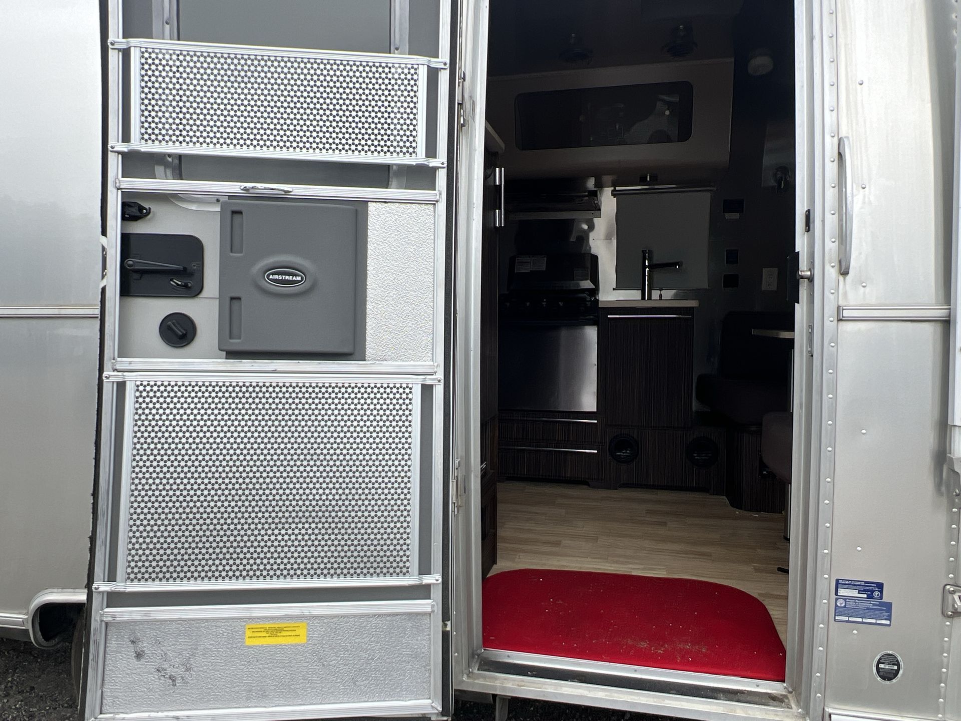 2016 Airstream International Signature 19CNB (Corner Bed) in woodford VA