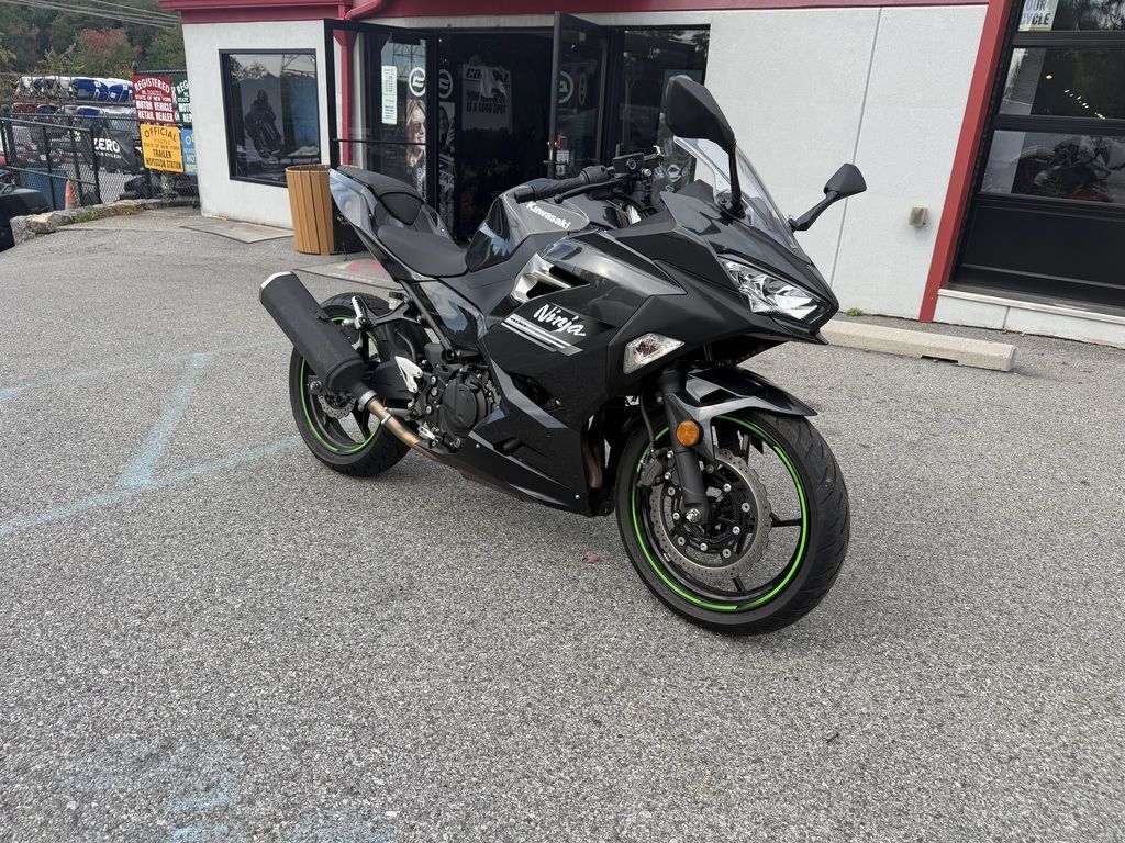 2022 Kawasaki Ninja® 400 Metallic Carbon Gray/Metallic Flat Spark Bl Sportbike motorcycle
