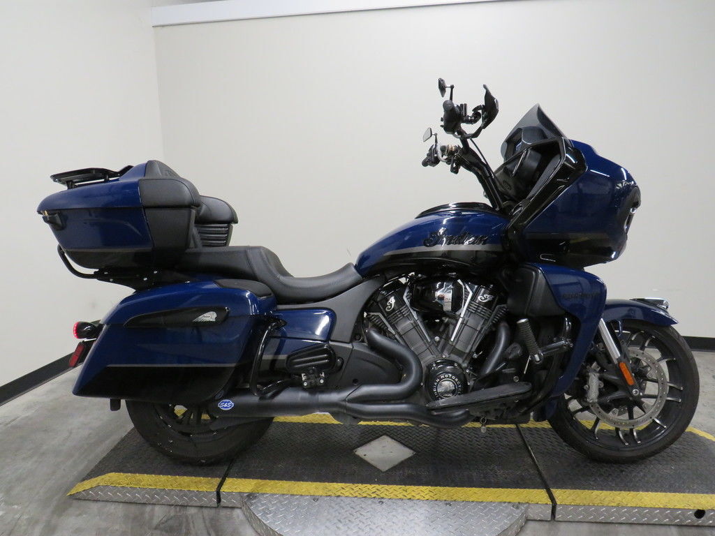 2024 Indian Motorcycle® Pursuit® Dark Horse® with PowerBand Audio Package Spr DARK HORSE WITH POWERBAND AUDIO PACKAGE in Fort Worth, TX