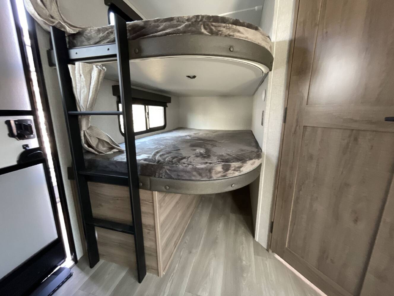 A photo of this 2025 Grand Design Imagine 2800BH