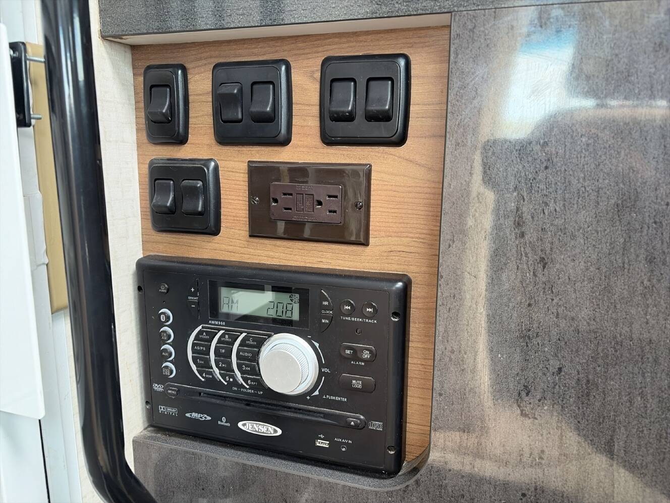 A photo of this 2015 Itasca NAVION 24V
