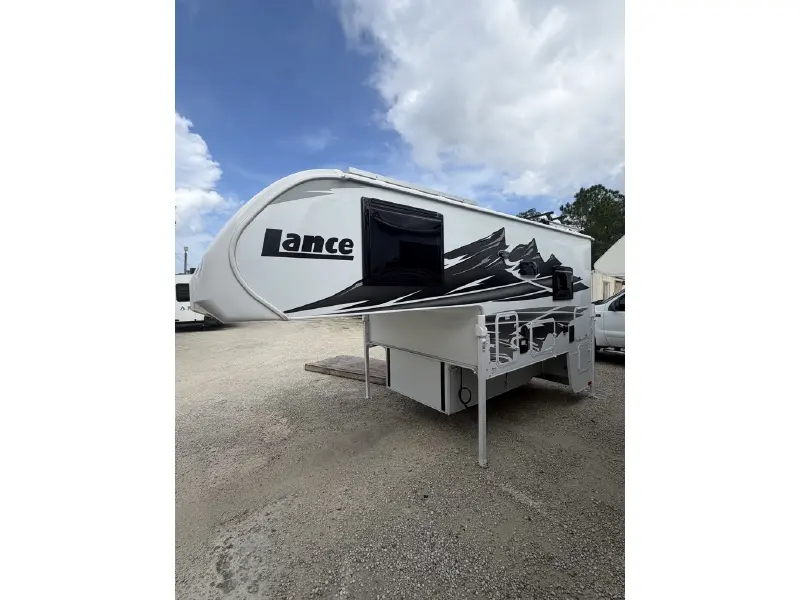 2027 LANCE LANCE 825