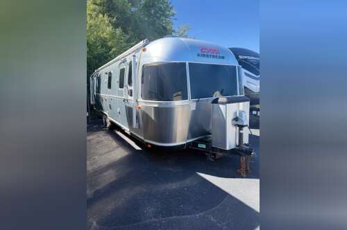 2018 Airstream CLASSIC 30RB QUEEN in berkley MA