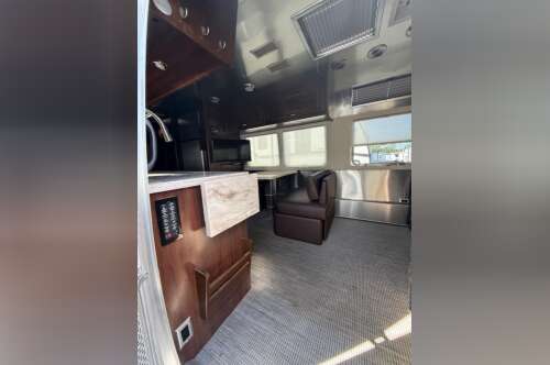 2018 Airstream CLASSIC 30RB QUEEN in berkley MA