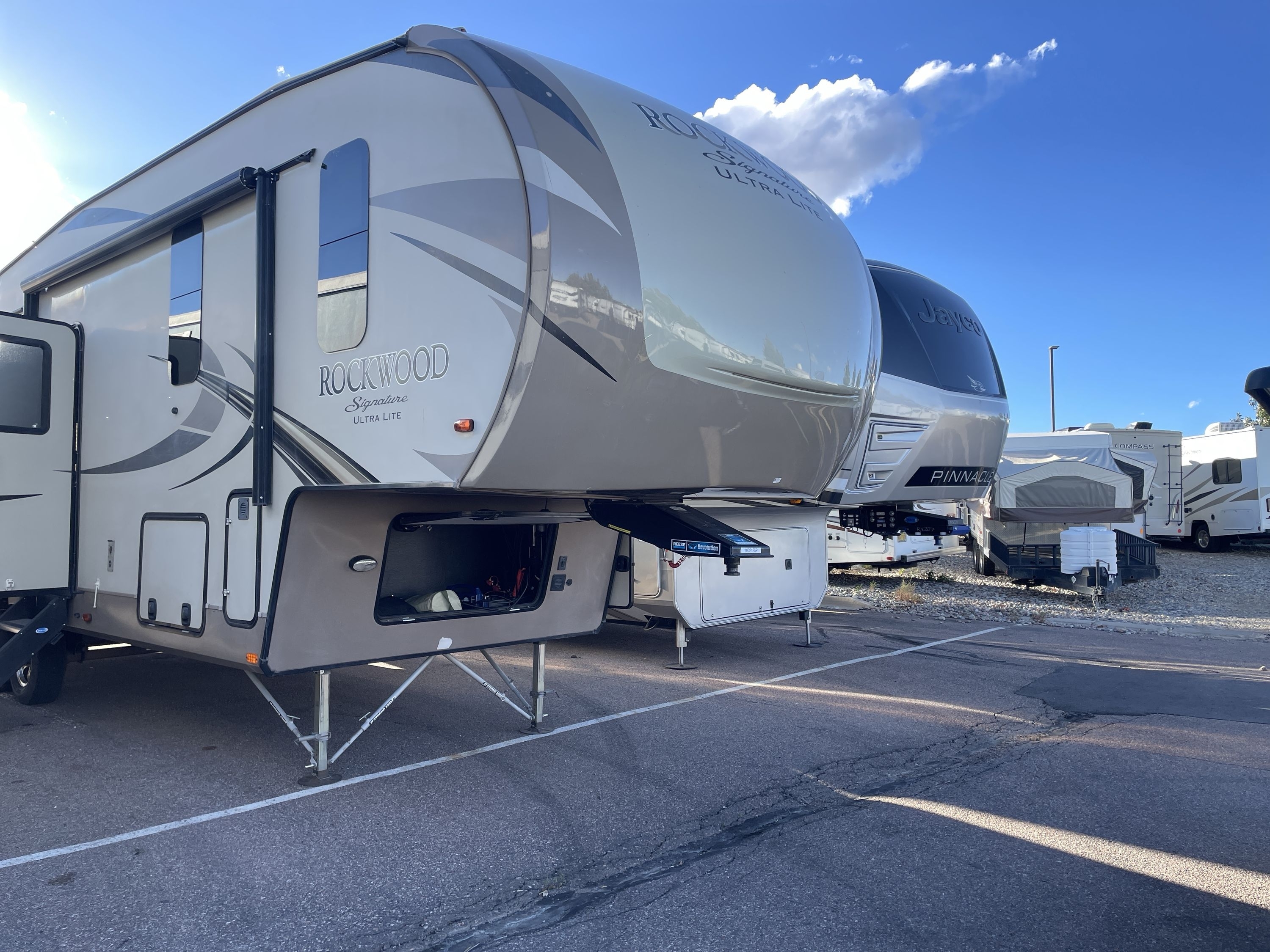 2018 Forest River ROCKWOOD SIGNATURE ULTRA LITE 8299BS RV