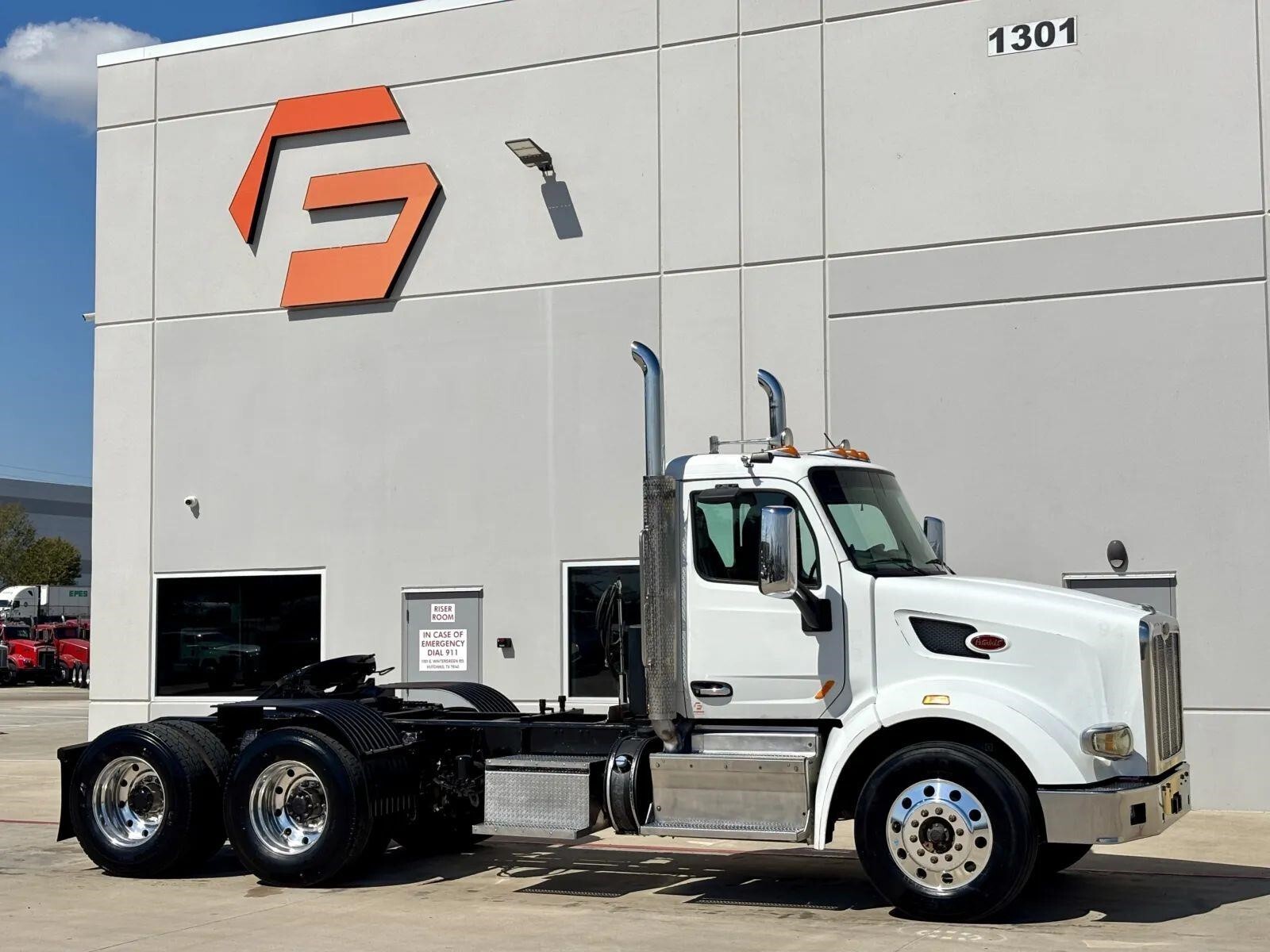 2014 PETERBILT 567 in Hutchins, TX
