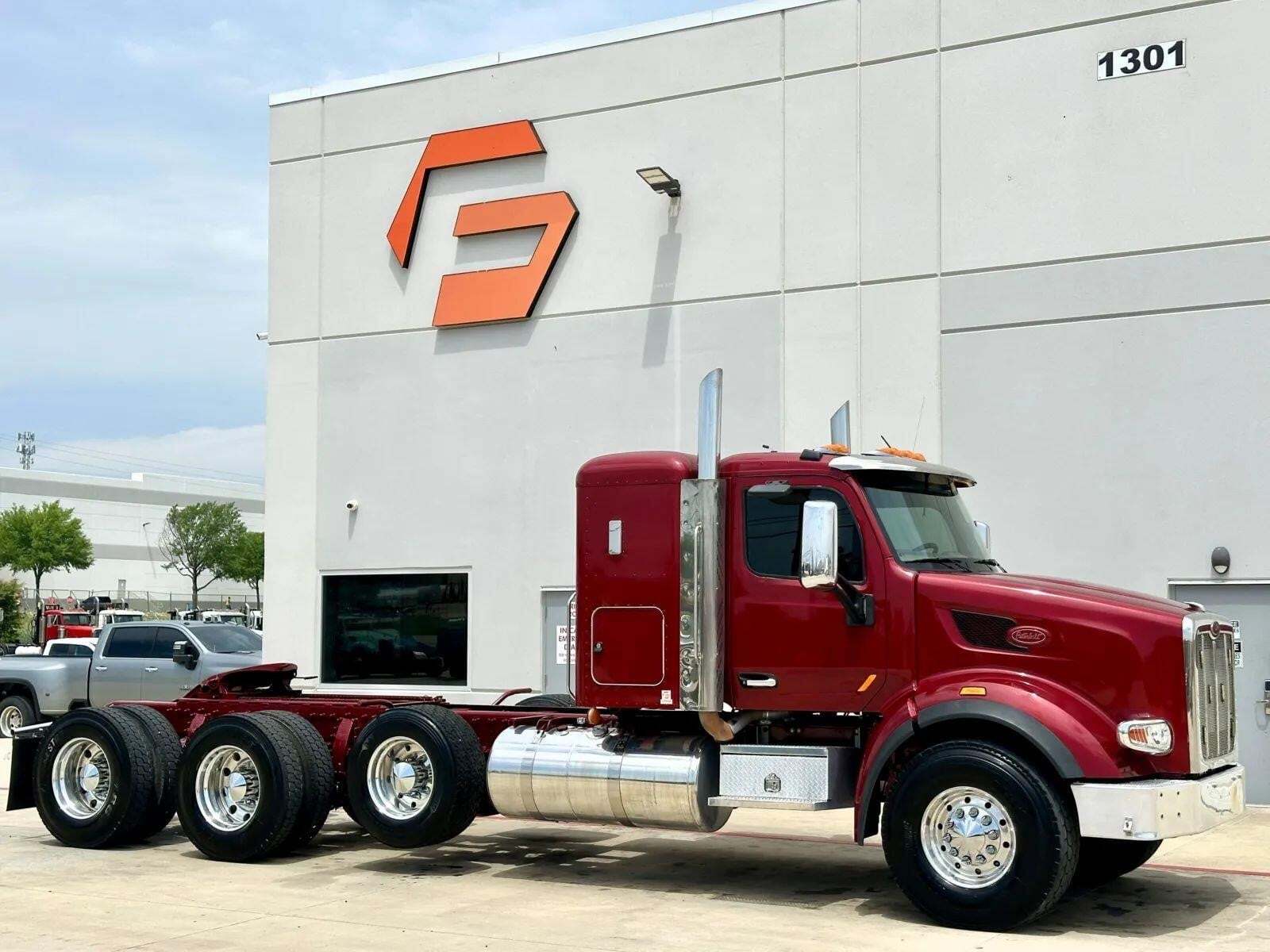 2015 PETERBILT 567 in Hutchins, TX