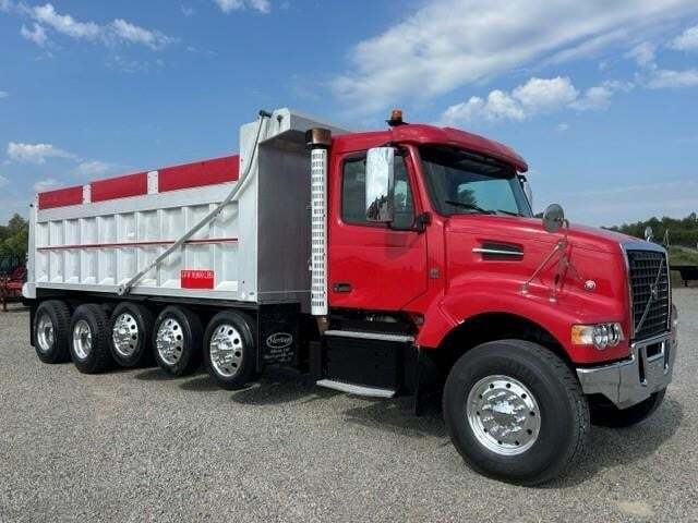 2017 VOLVO VHD64F300 in Chatham, VA