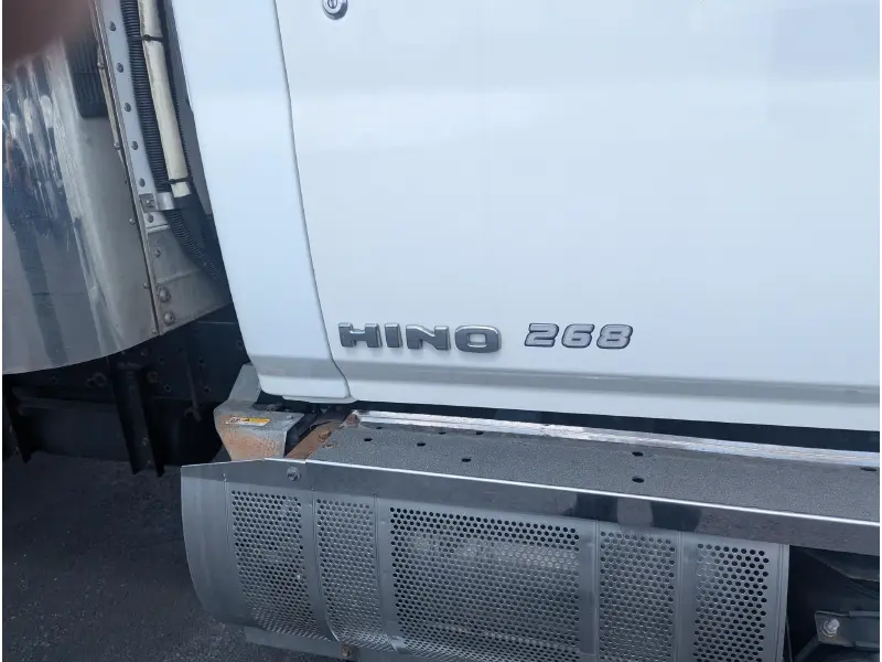 2017 HINO 268A