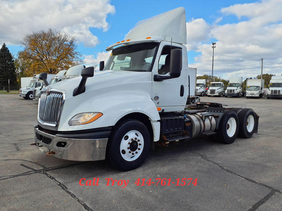2019 INTERNATIONAL LT625 DAYCAB T/A in Oak Creek, WI