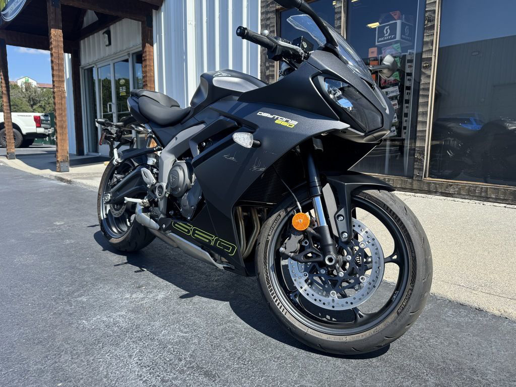 2025 Triumph Daytona 660 Snowdonia WhiteSapphire Black in kodak TN