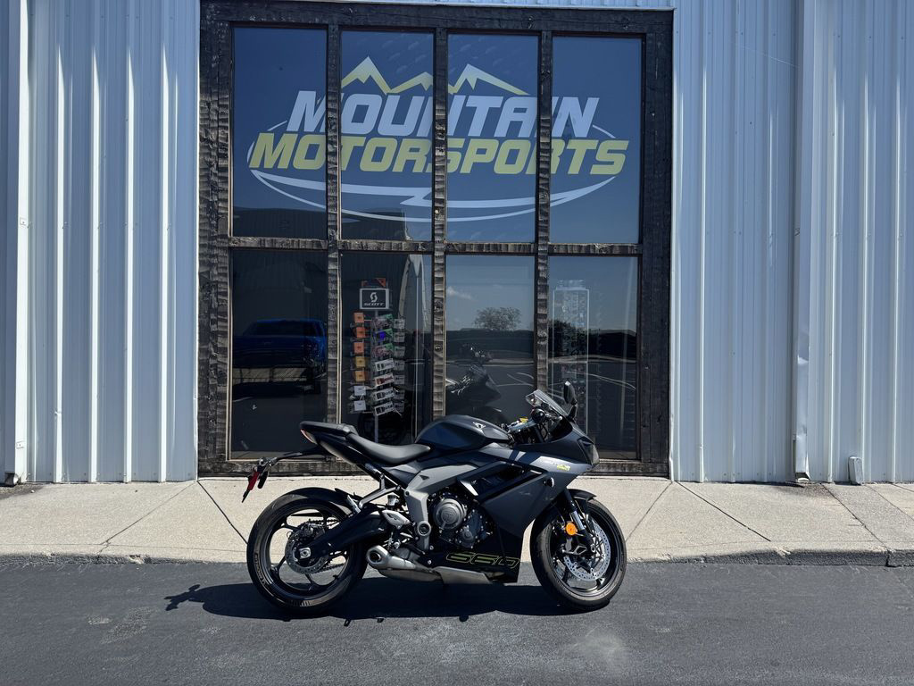 2025 Triumph Daytona 660 Snowdonia WhiteSapphire Black Sportbike motorcycle