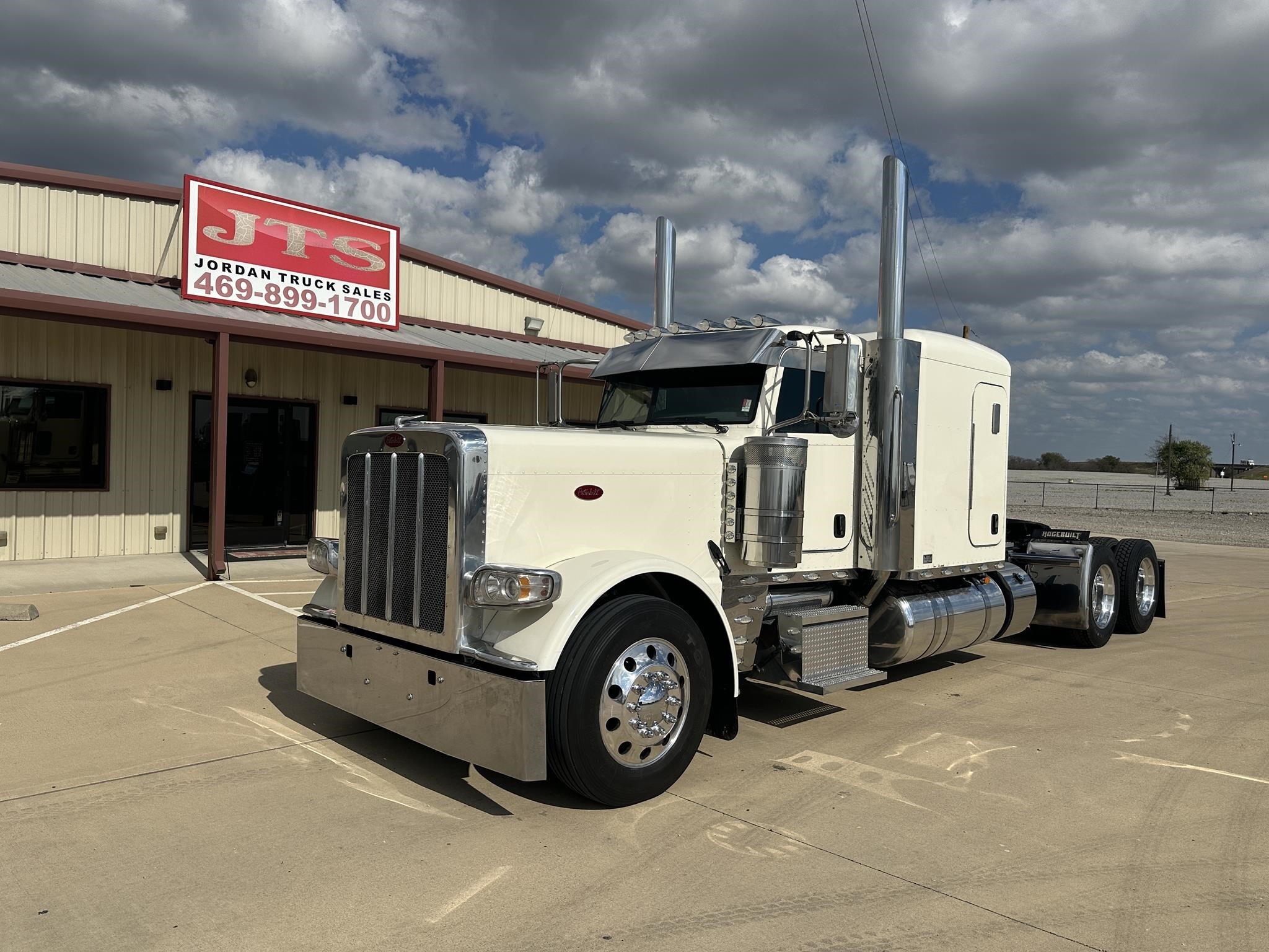2024 PETERBILT 389 in Rhome, TX