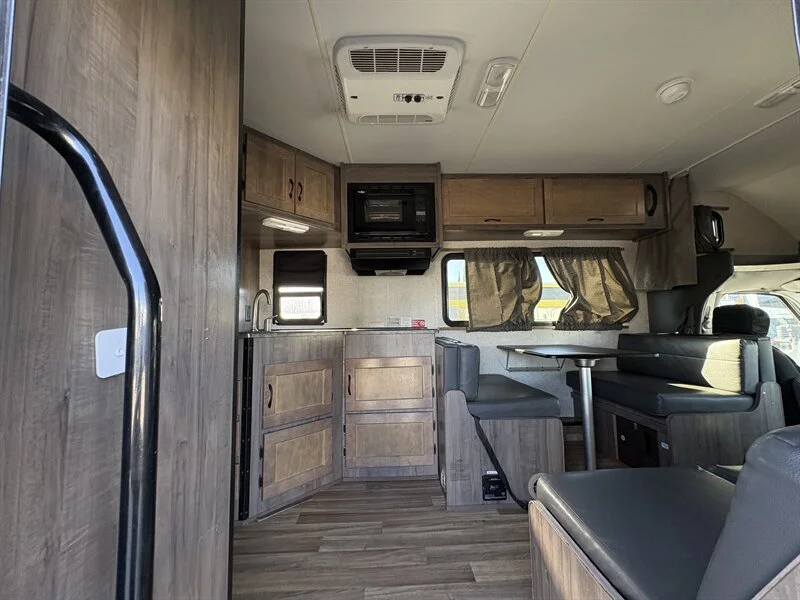 2020 Winnebago 328R Minnie Winnie