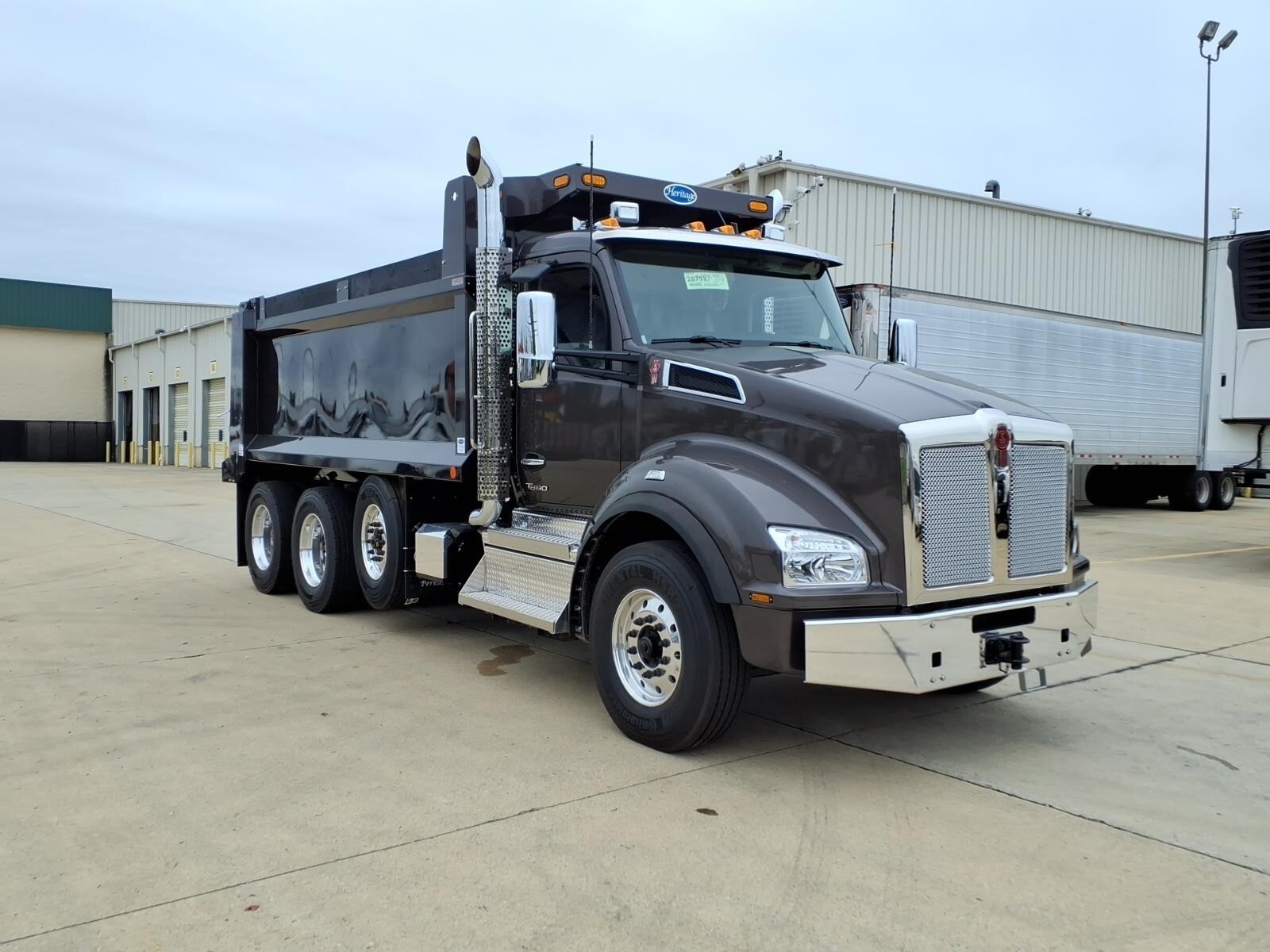 2027 KENWORTH T880 in Upper Marlboro, MD