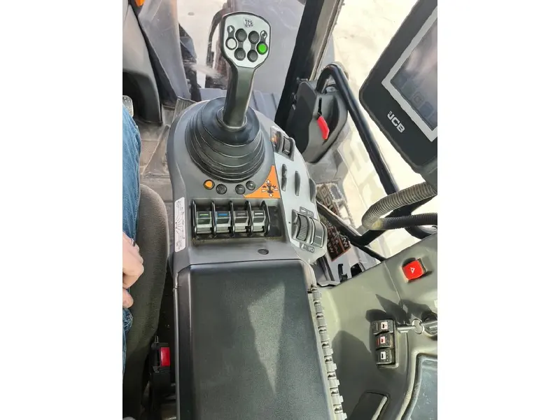 2017 JCB 8290