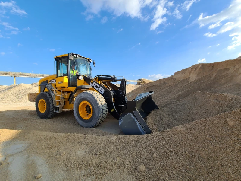2026 JCB 437