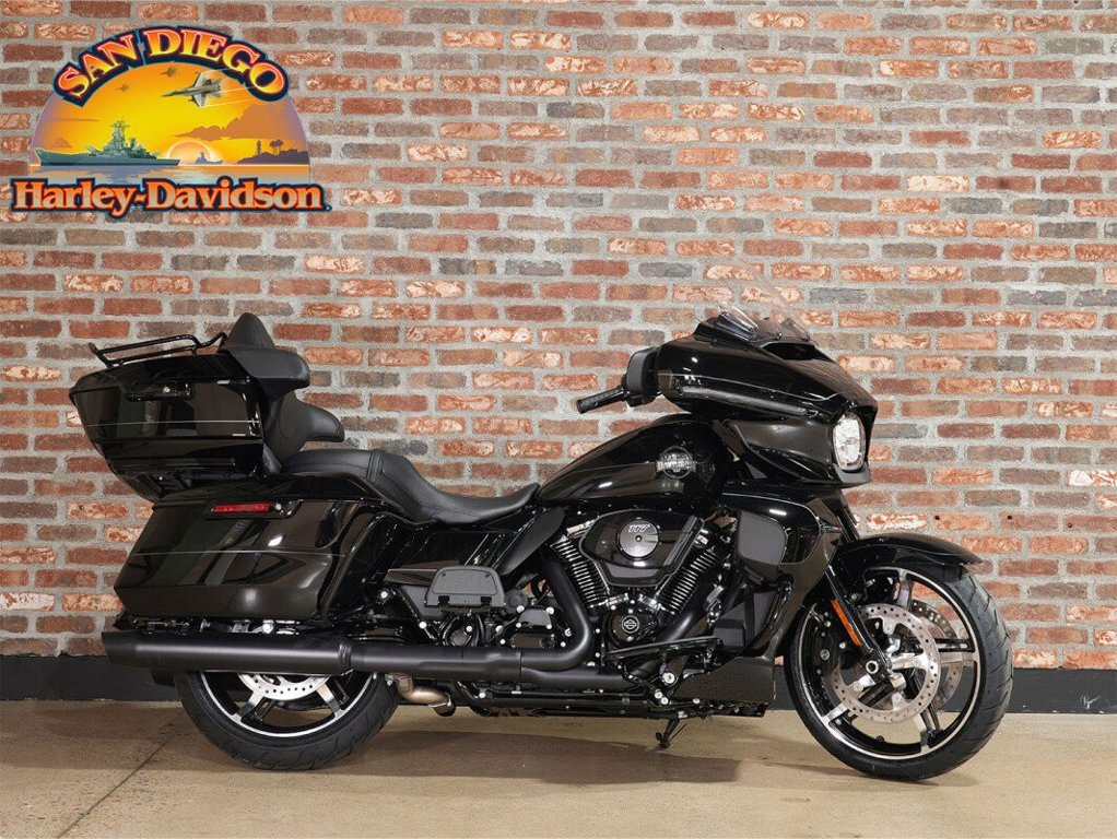 2025 Harley-Davidson Street Glide Ultra Vivid Black Black Finish ULTRA in San Diego, CA