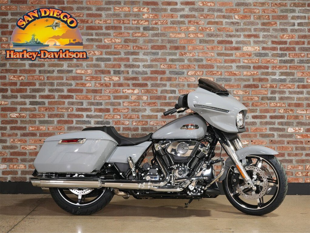 2025 Harley-Davidson Street Glide Atlas Silver Metallic BASE in San Diego, CA