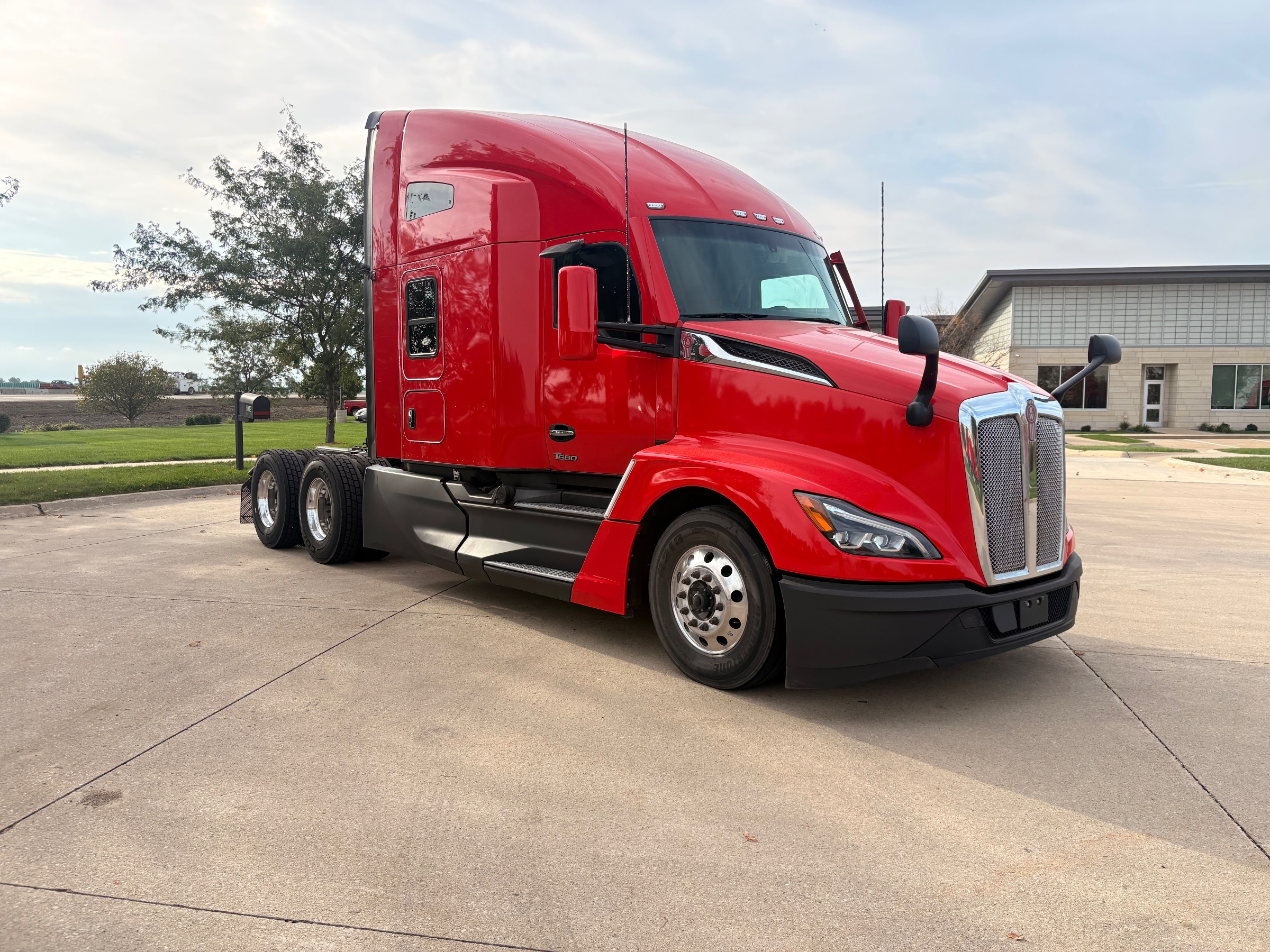 2023 KENWORTH T680 in Cedar Rapids, IA