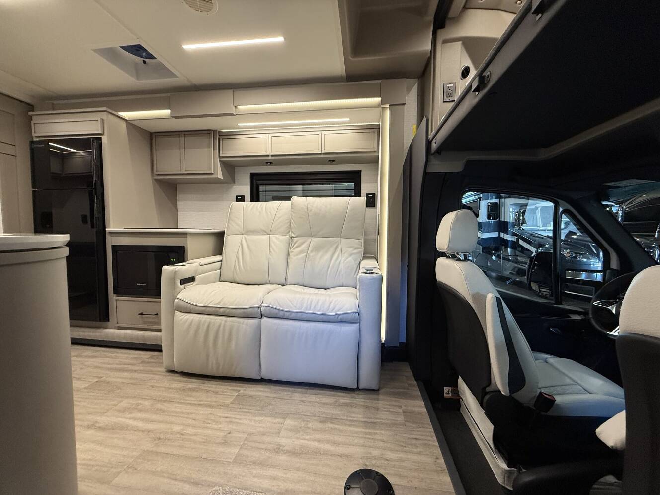 A photo of this 2027 Newmar Freedom Aire 2512