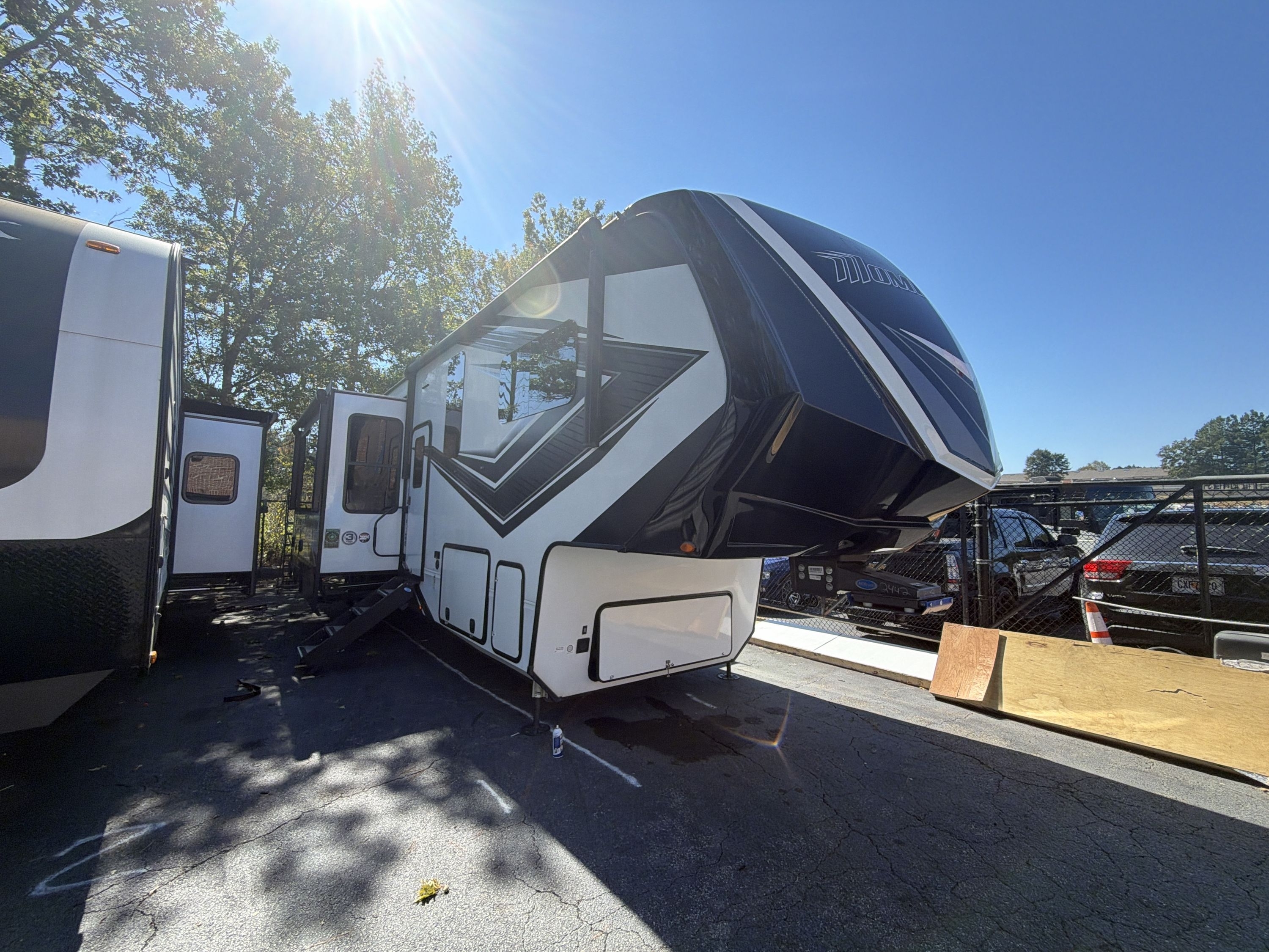 2022 Grand Design MOMENTUM 397TH Fifth Wheel Toy Hauler RV