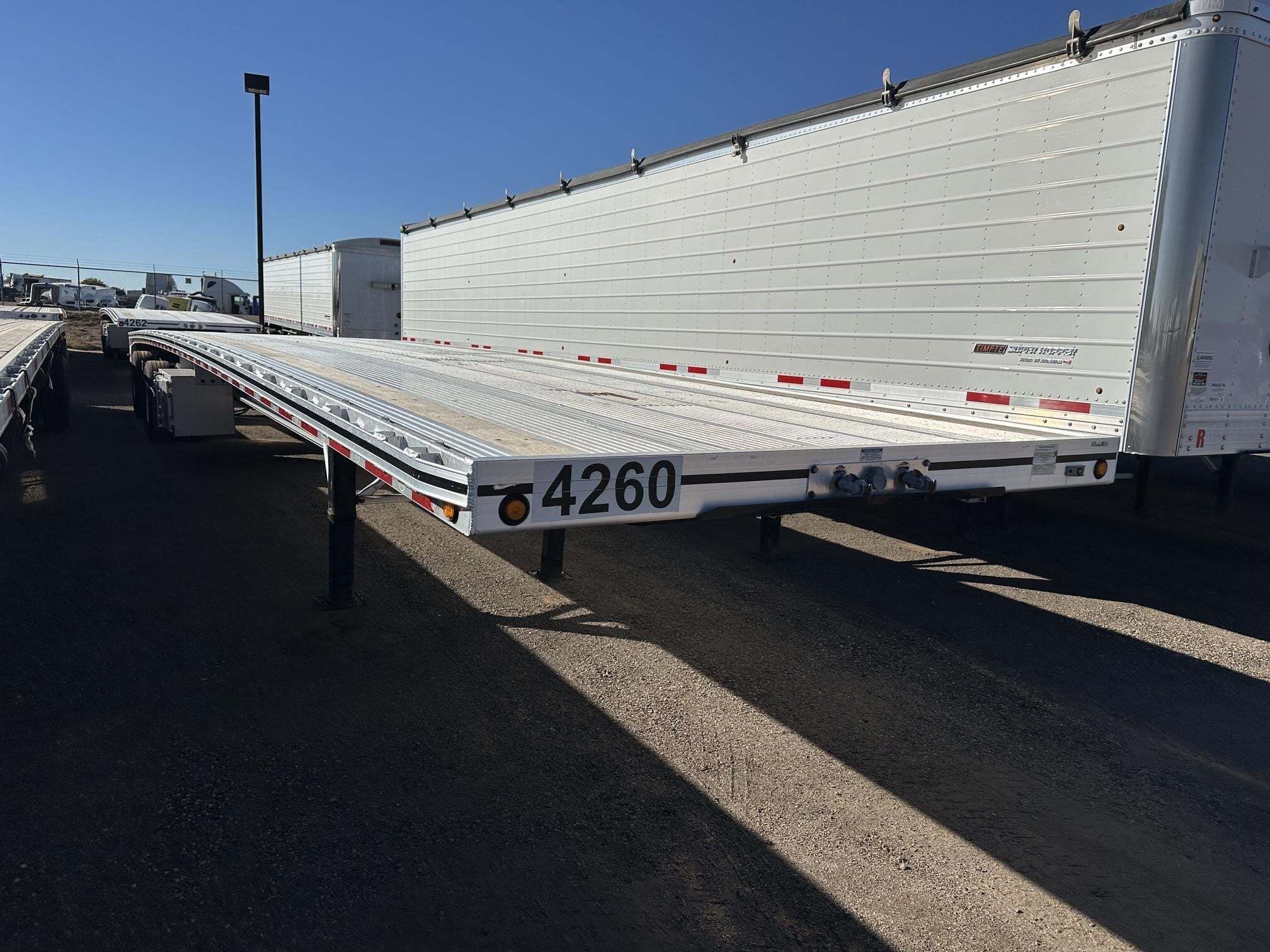 2022 MAC TRAILER MFG 48' ALUMINUM FLATBED, SPREAD AIR RIDE, in Henderson, CO