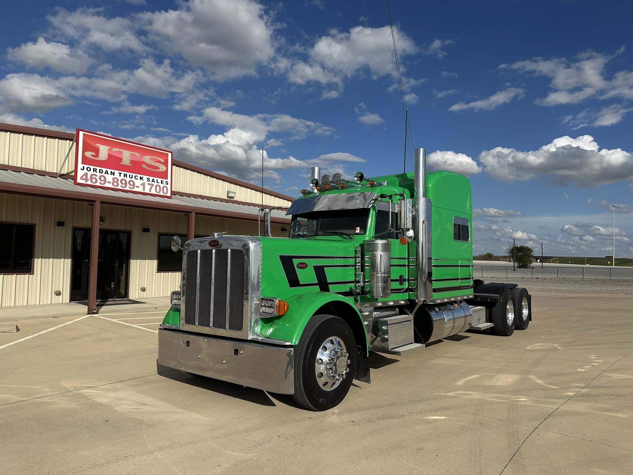 2023 PETERBILT 389 in Rhome, TX