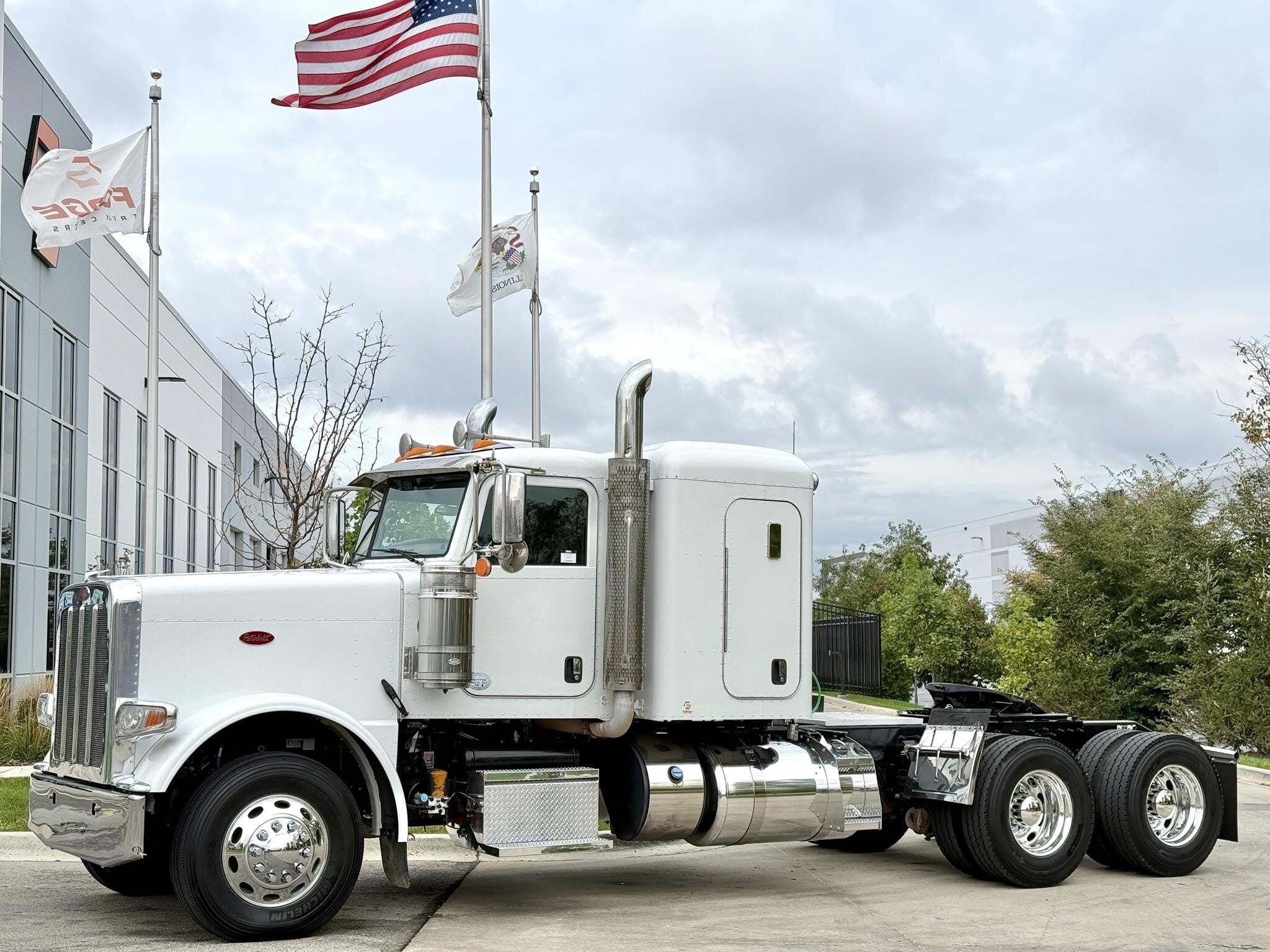 2015 PETERBILT 389 in New Lenox, IL