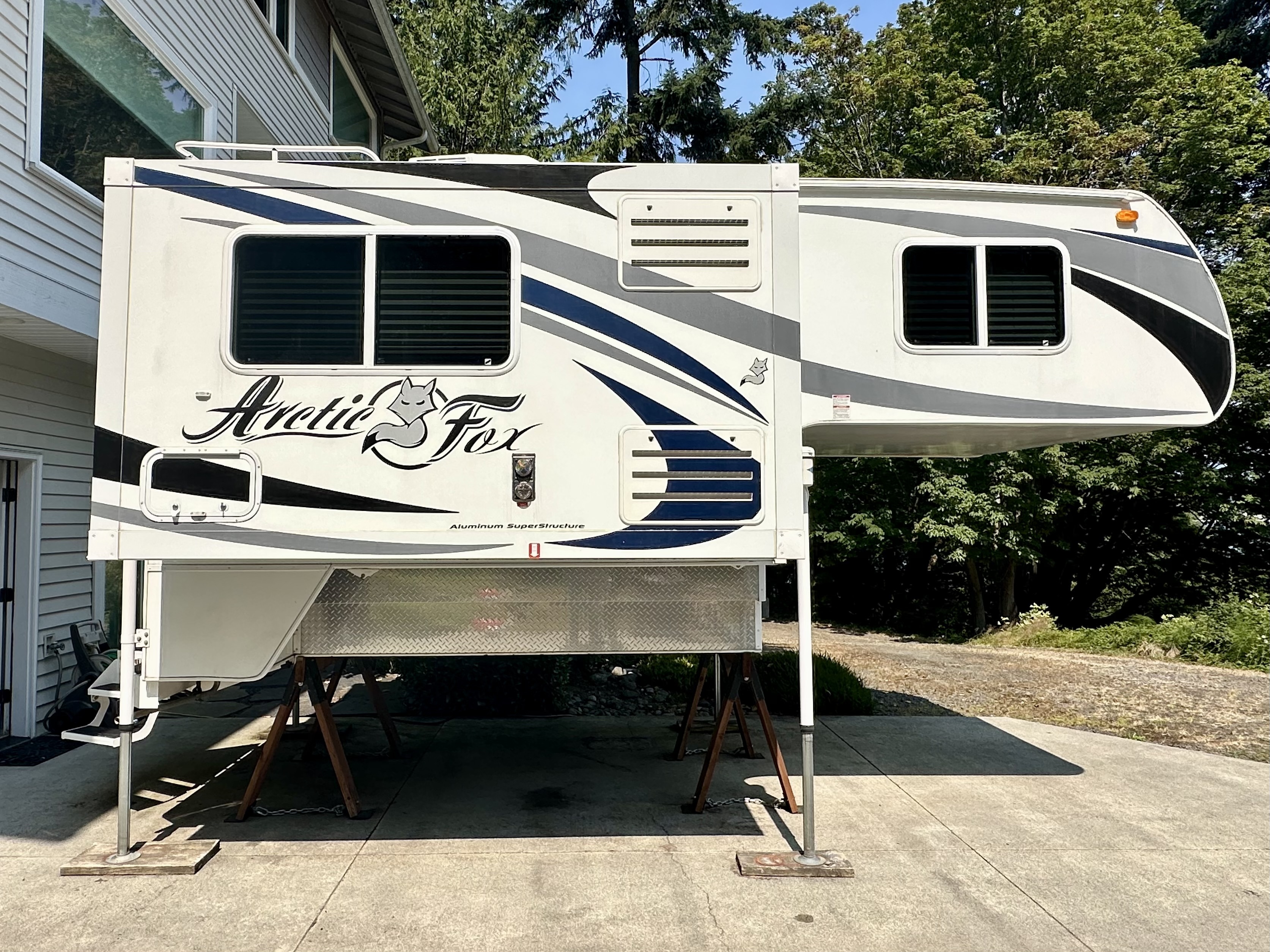 2017 Northwood Mfg ARCTIC FOX TRUCK CAMPER 990 in port hadlock WA