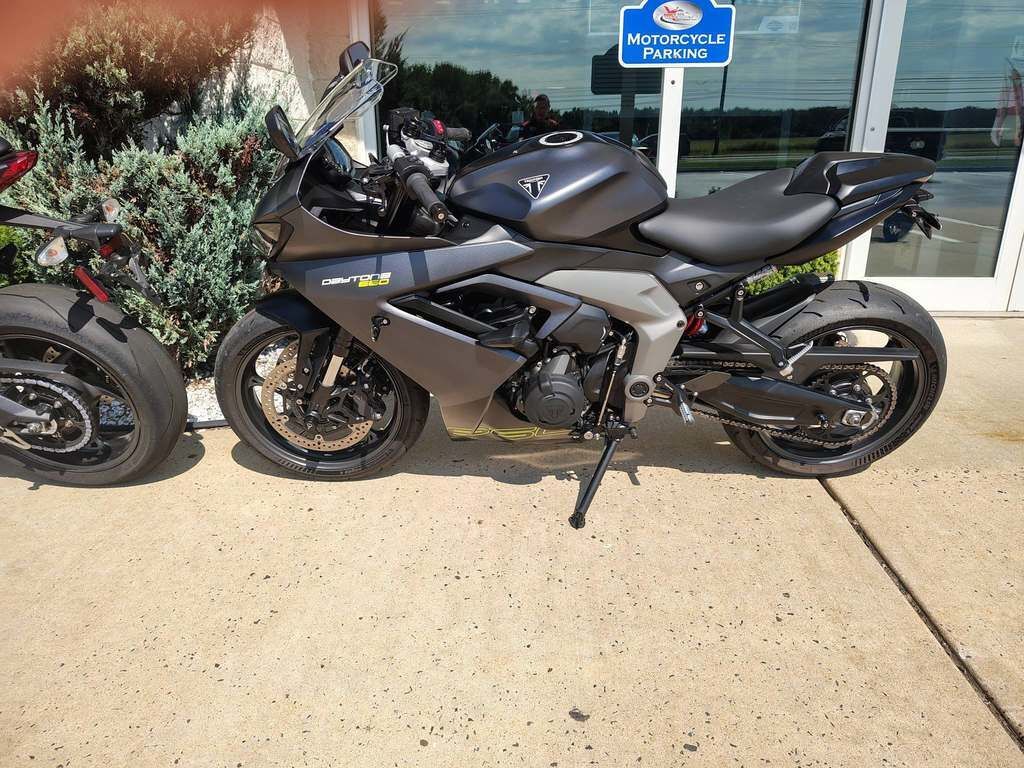 2025 Triumph Daytona 660 Snowdonia White/Sapphire Black in millstone NJ