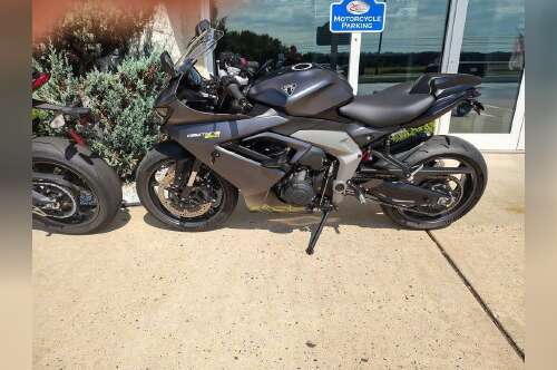 2025 Triumph Daytona 660 Snowdonia White/Sapphire Black in millstone NJ