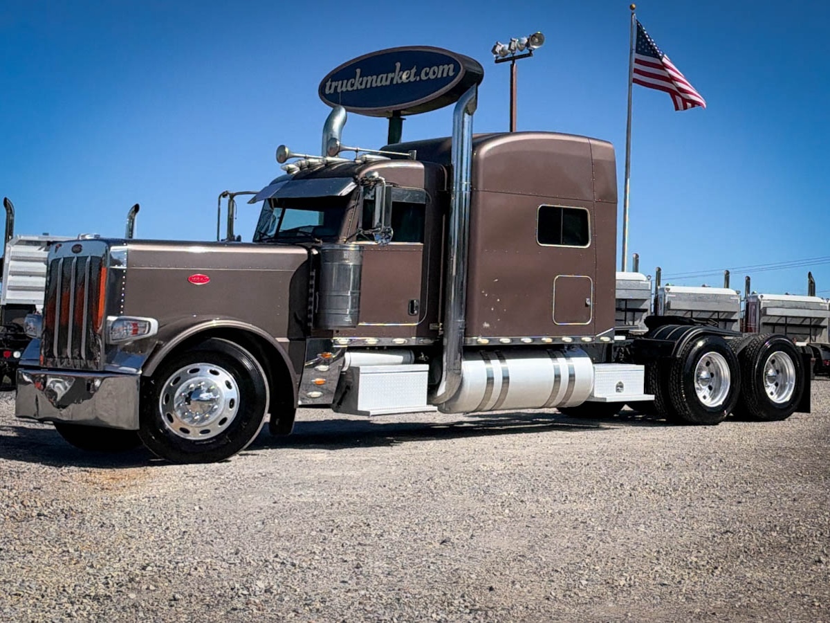 2015 PETERBILT 389 in Olive Branch, MS