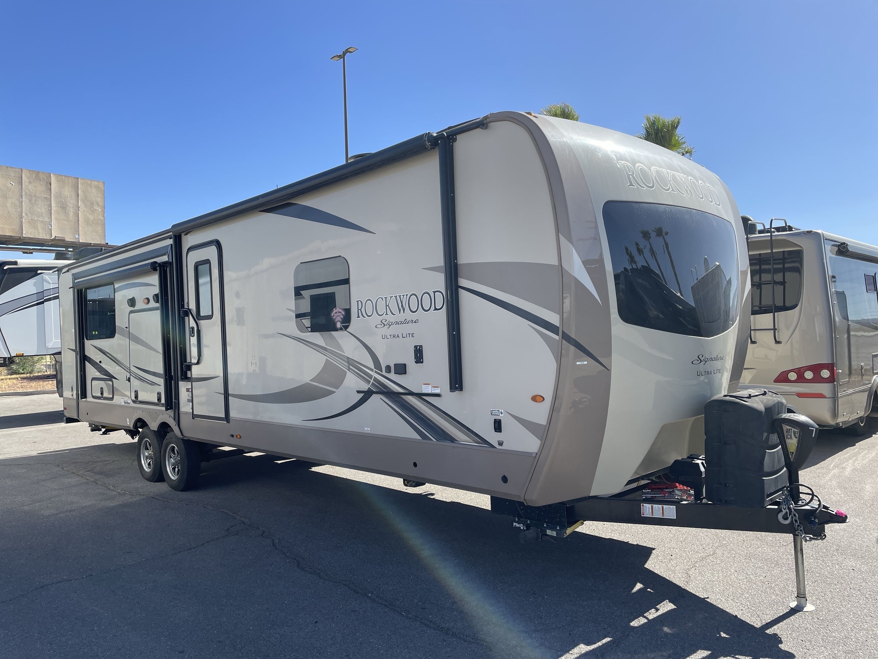 2019 Forest River ROCKWOOD SIGNATURE ULTRA LITE 8332BS RV
