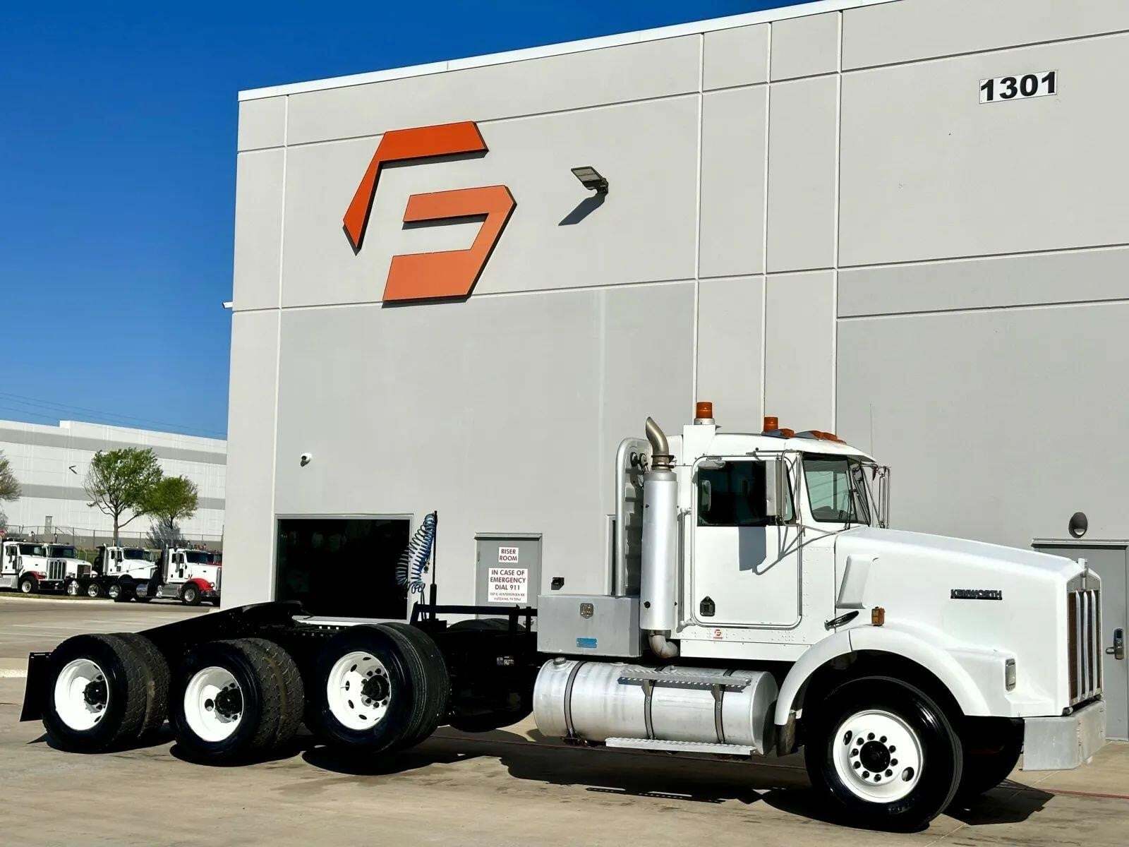 2001 KENWORTH T800 in Hutchins, TX