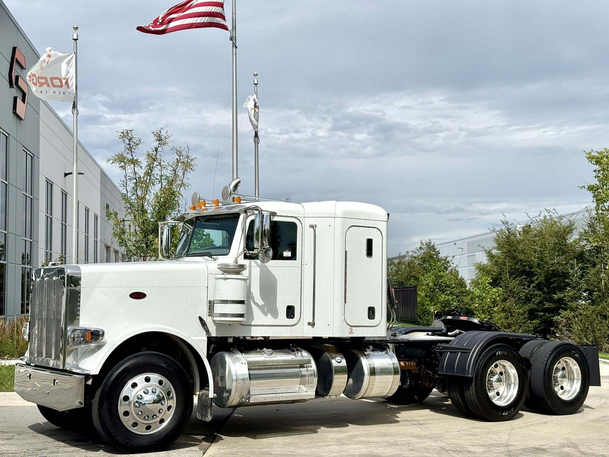 2015 PETERBILT 389 in New Lenox, IL