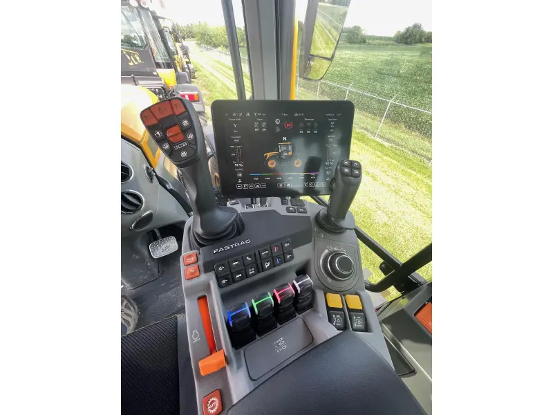 2025 JCB FASTRAC 4220