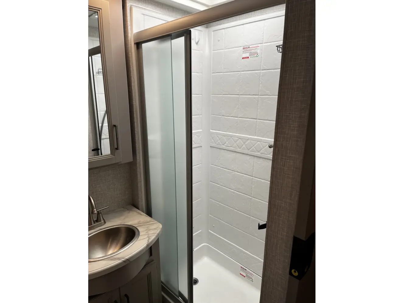 Swivel Jet Engine Used 2022 Thor Motor Coach Hurricane 29m in Gainesville, VA ...