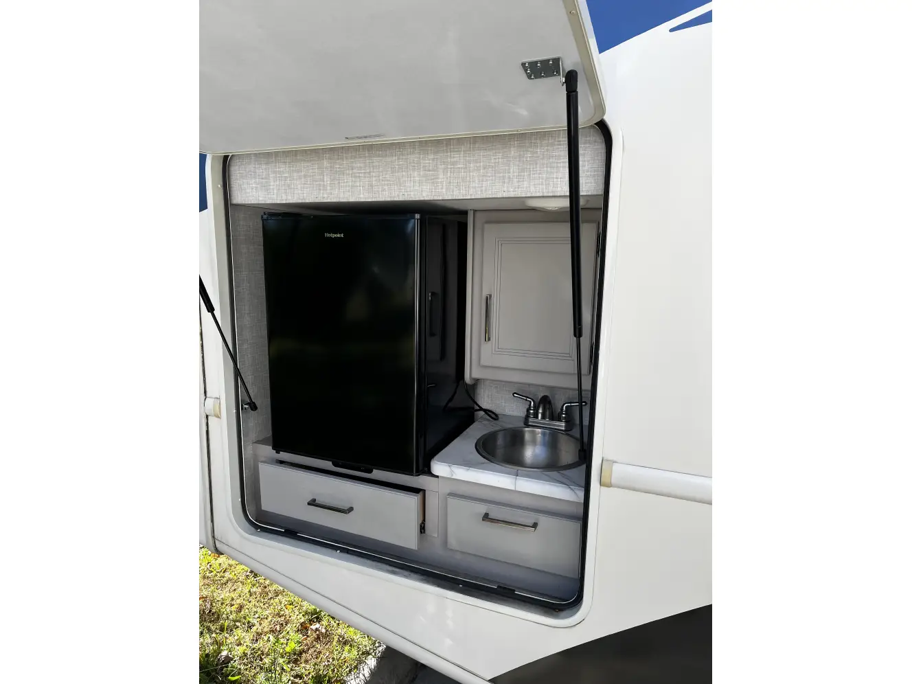 Swivel Jet Engine Used 2022 Thor Motor Coach Hurricane 29m in Gainesville, VA ...
