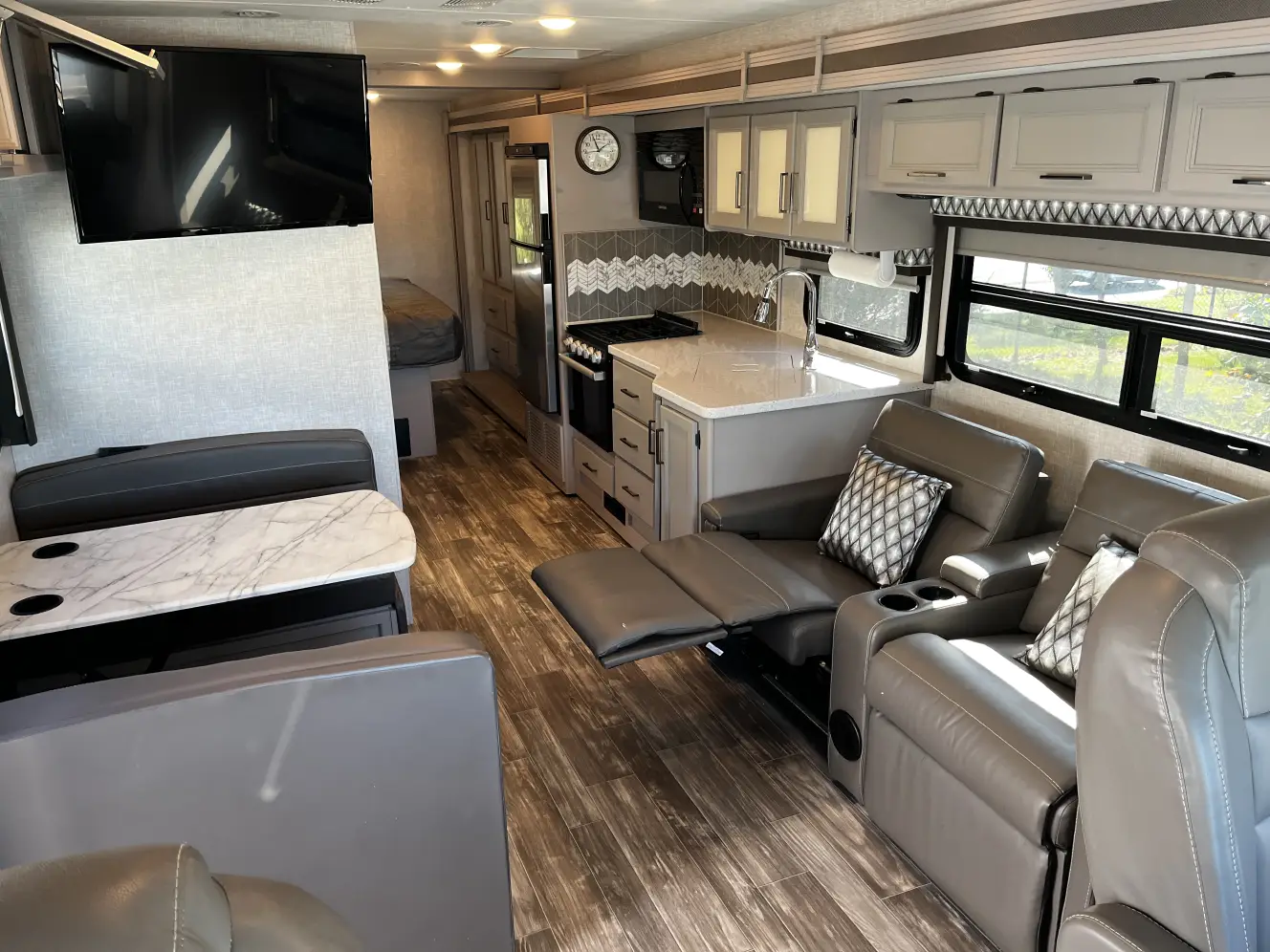 Swivel Jet Engine Used 2022 Thor Motor Coach Hurricane 29m in Gainesville, VA ...