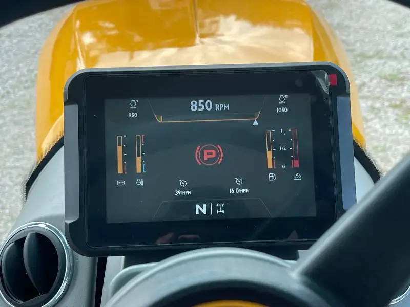 2025 JCB FASTRAC 4220
