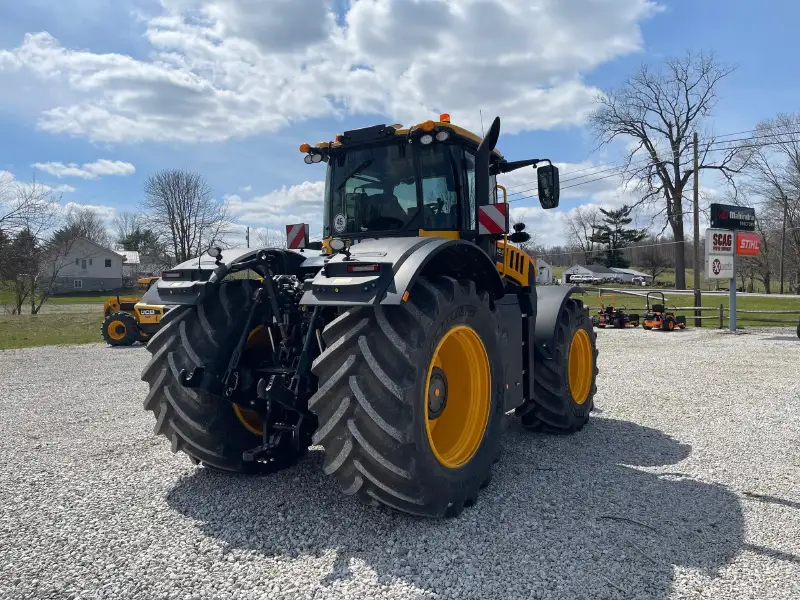 2025 JCB FASTRAC 8330