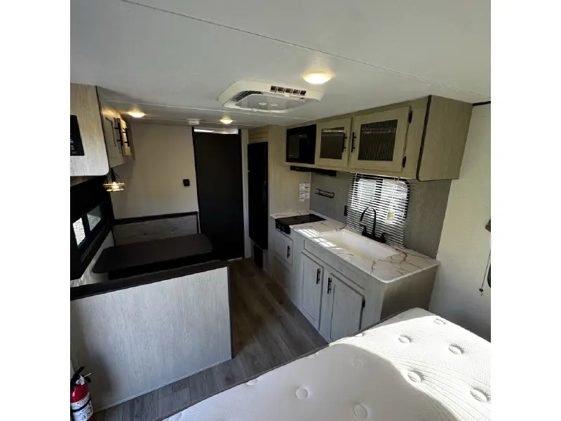 2025 SHASTA COMPACT 18FQ